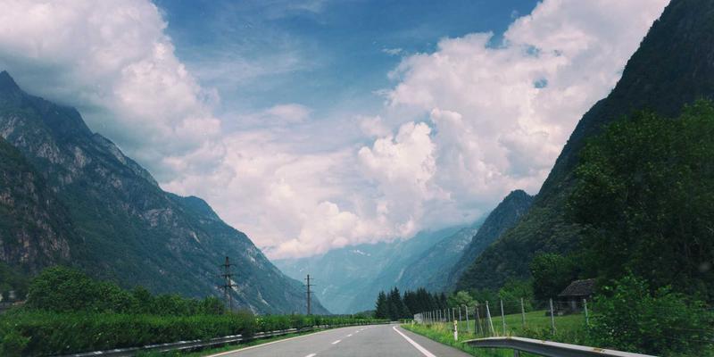 千禧风潮强势回归:Y2K美学如何重塑现代美妆与生活方式