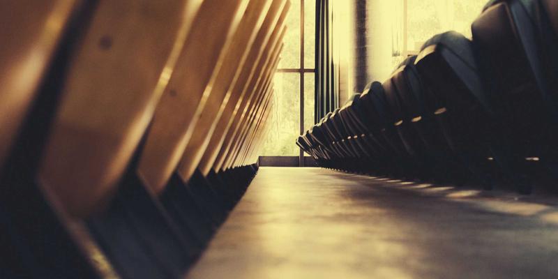 方脸圆脸女生必看！耳环选对脸小一圈：修饰脸型的黄金法则与避雷清单