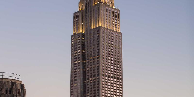 轻熟龄女性抗衰老穿搭指南：用服饰智慧修饰身形，穿出自信与优雅