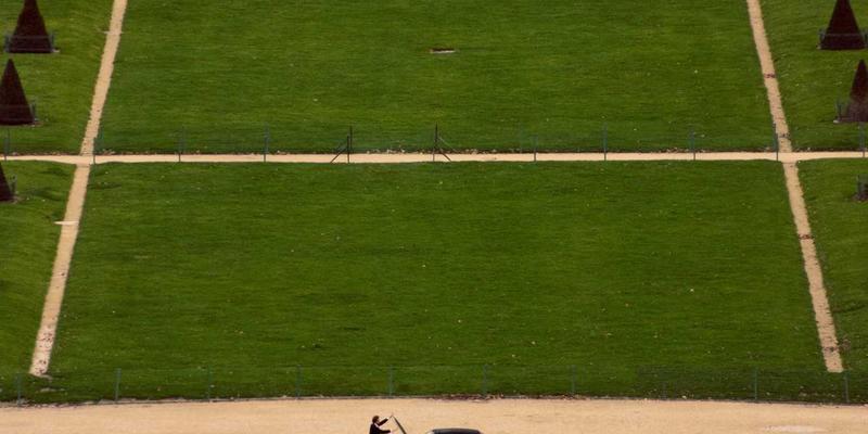 镜头之外的美学：旅行摄影师教你用穿搭演绎目的地故事